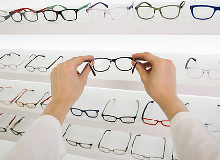 Expositor de gafas en óptica con diferentes modelos y monturas